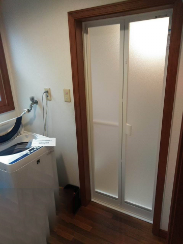 浴室ドアから折れ戸へ取替しました。