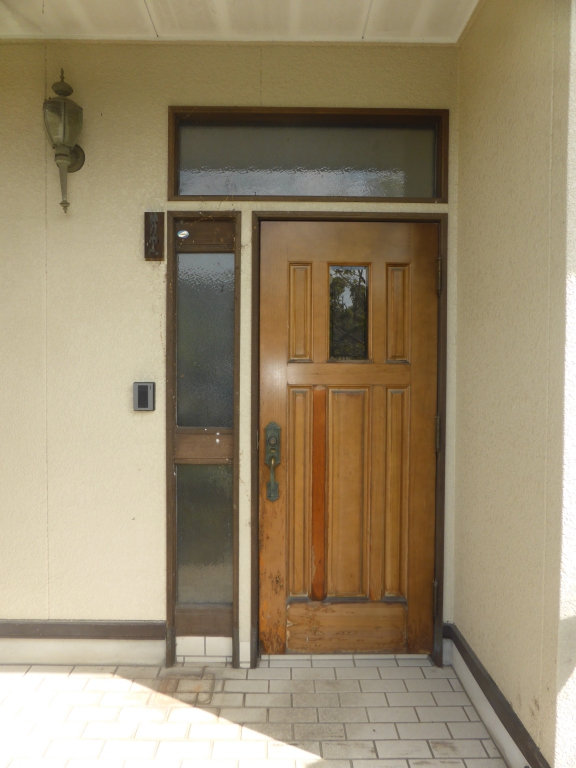 立派な木製の玄関扉でした