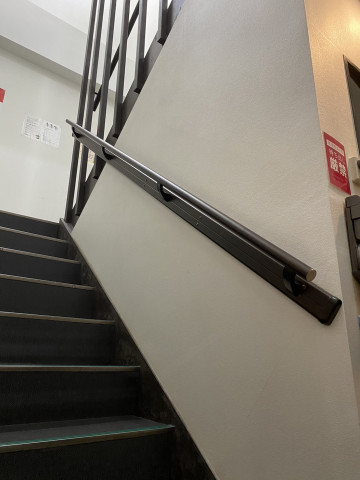 【笠岡店】より安全のために、階段の両側に手すりを設置しました。